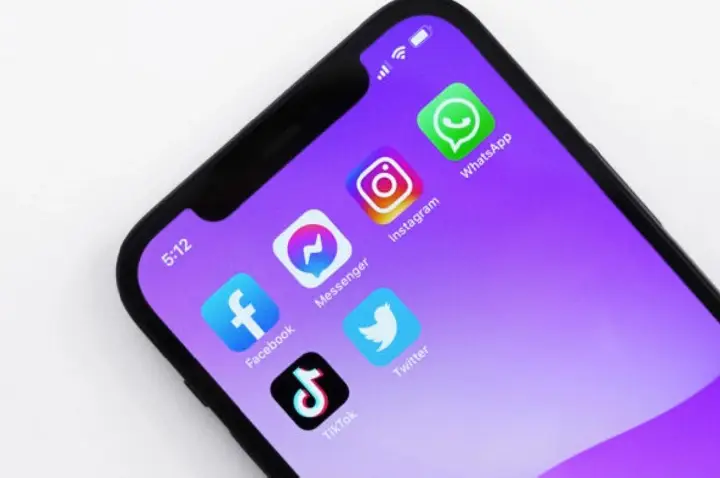 Brasileiros estão usando menos Facebook e WhatsApp para ver notícias, diz pesquisa