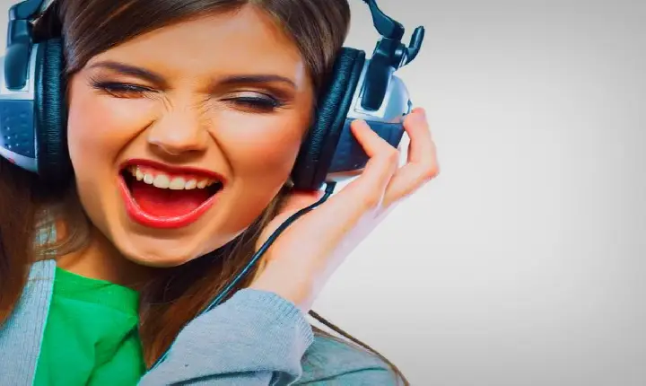 ouvir música pode ajudar a aumentar a produtividade
