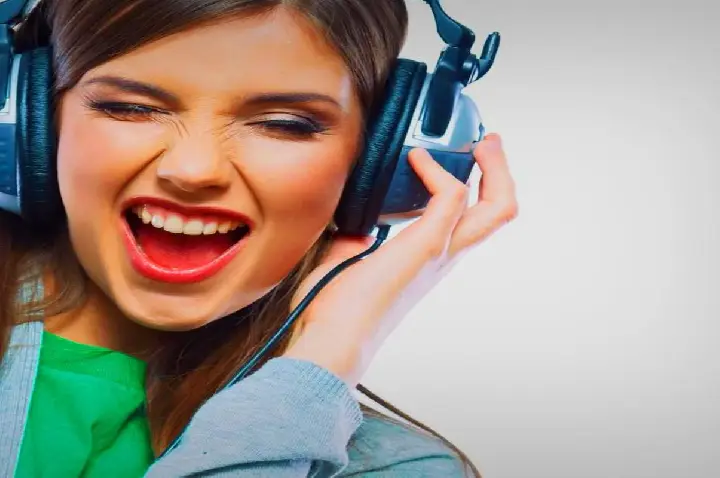ouvir música pode ajudar a aumentar a produtividade
