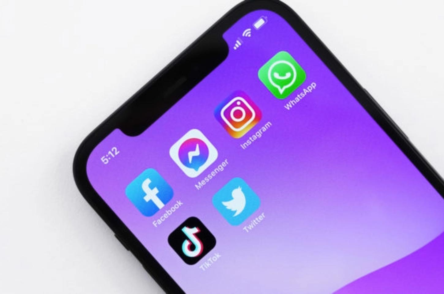 Brasileiros estão usando menos Facebook e WhatsApp para ver notícias, diz pesquisa